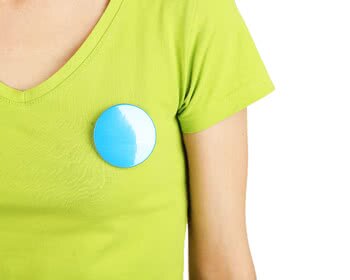 Posso usar adesivo ou camiseta do candidato no dia da eleição?